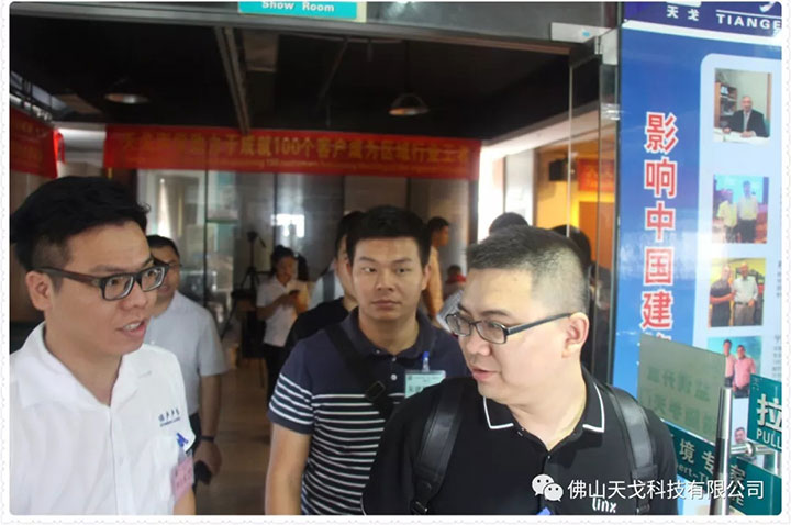 學(xué)員們參加天戈展廳2 學(xué)員們參加天戈展廳2