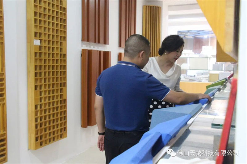 黃董向會長蘭芳介紹我司吸音材料 黃董向會長蘭芳介紹我司吸音材料
